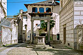 Lago d'Orta, Cusio. L'isola di S. Giulio. La piccola piazza ai piedi dell'abbazia. 